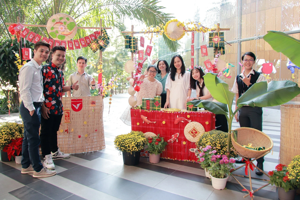 Giảng viên, sinh viên lên đồ long lanh, lưu khoảnh khắc Tết ở trường học-5