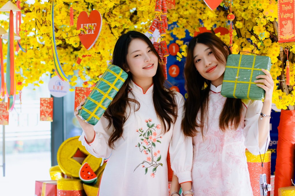 Giảng viên, sinh viên lên đồ long lanh, lưu khoảnh khắc Tết ở trường học-1