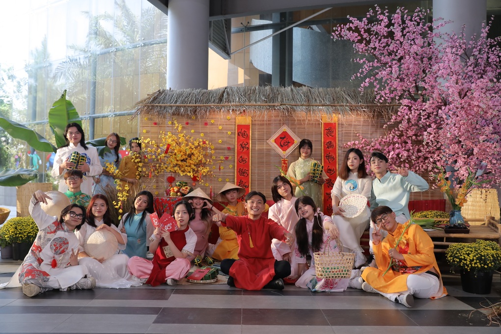 Giảng viên, sinh viên lên đồ long lanh, lưu khoảnh khắc Tết ở trường học-4