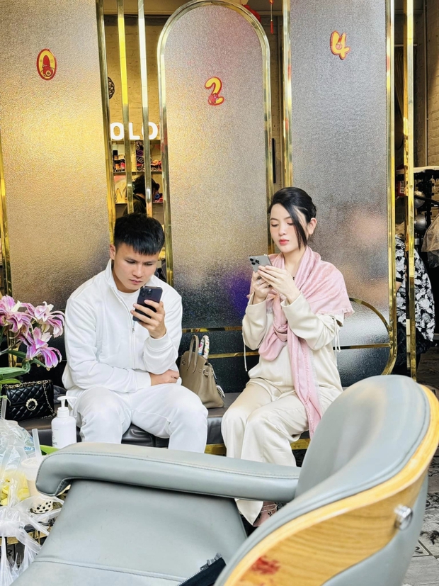 Chu Thanh Huyền khoe dành cả ngày để đi mua sắm cùng Quang Hải, chọn toàn đồ hiệu cực sang xịn-2