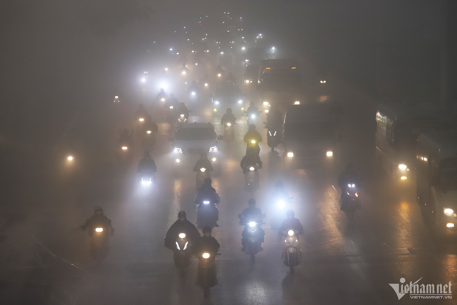 Đường phố Hà Nội mù sương như Sapa, 8h ô tô phải bật đèn-1