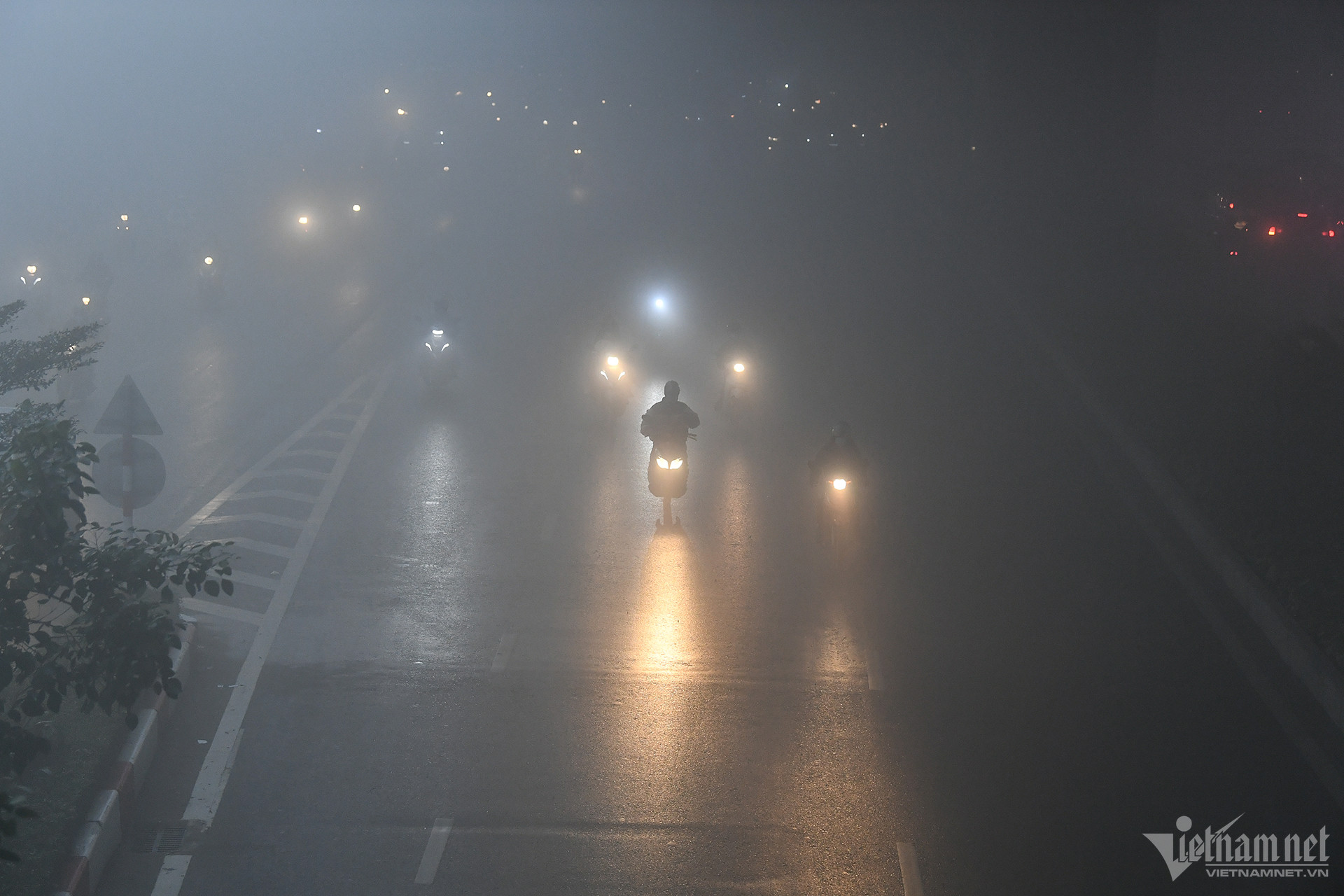Đường phố Hà Nội mù sương như Sapa, 8h ô tô phải bật đèn-2