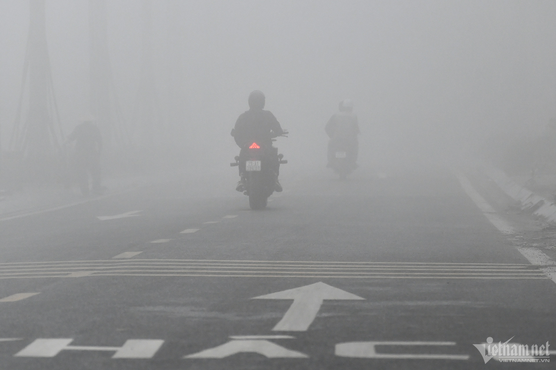 Đường phố Hà Nội mù sương như Sapa, 8h ô tô phải bật đèn-3