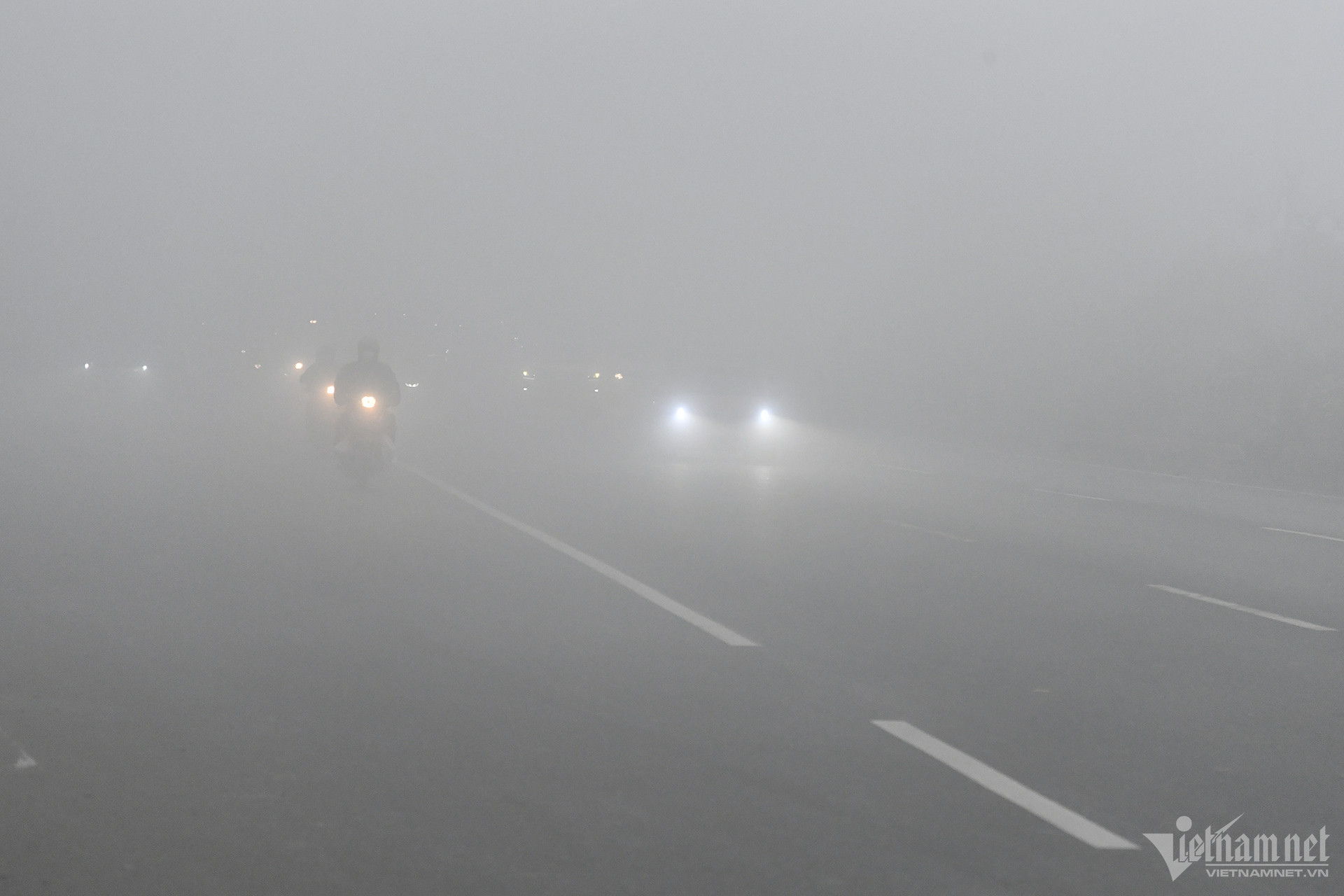 Đường phố Hà Nội mù sương như Sapa, 8h ô tô phải bật đèn-4