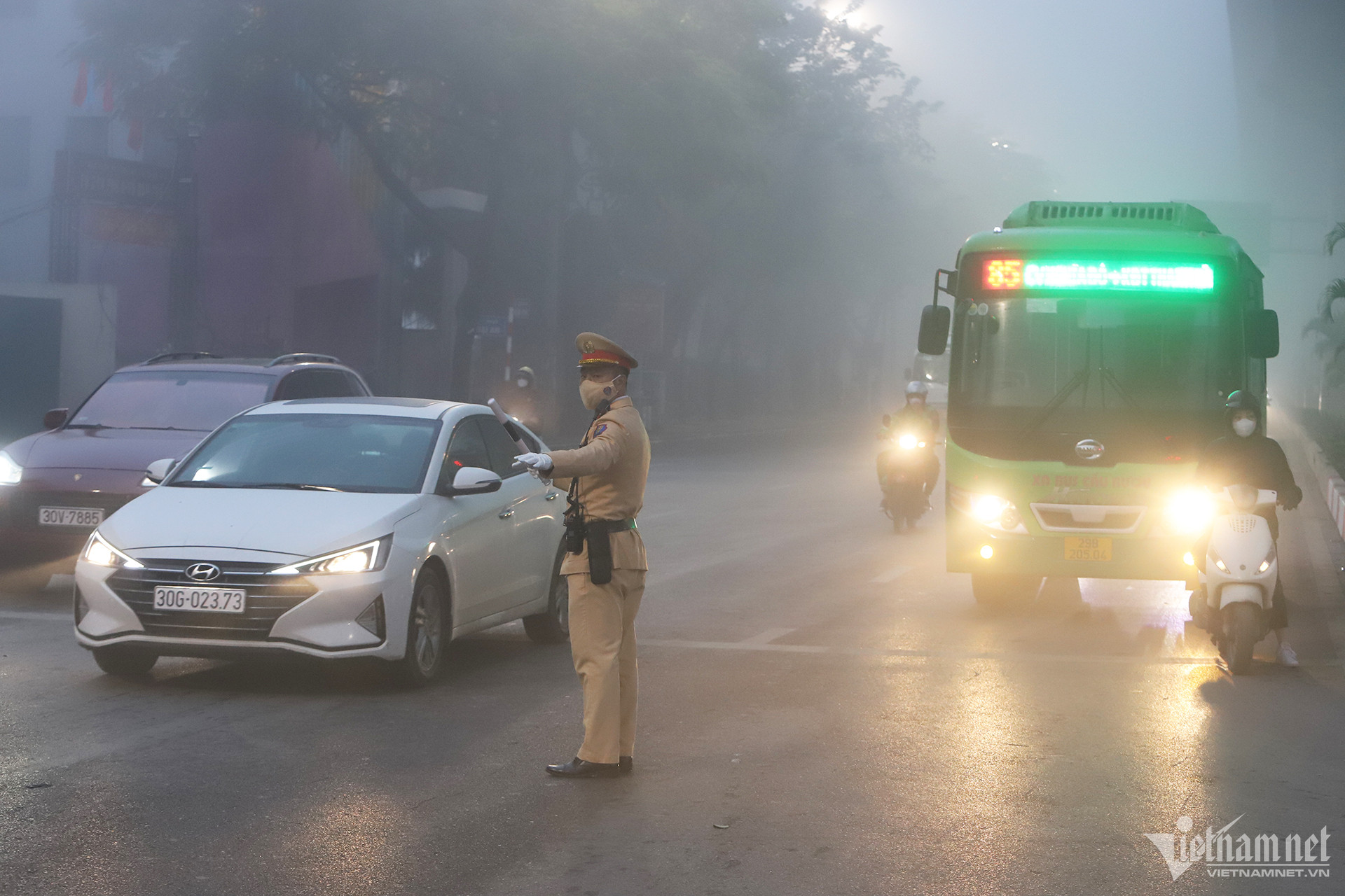 Đường phố Hà Nội mù sương như Sapa, 8h ô tô phải bật đèn-5