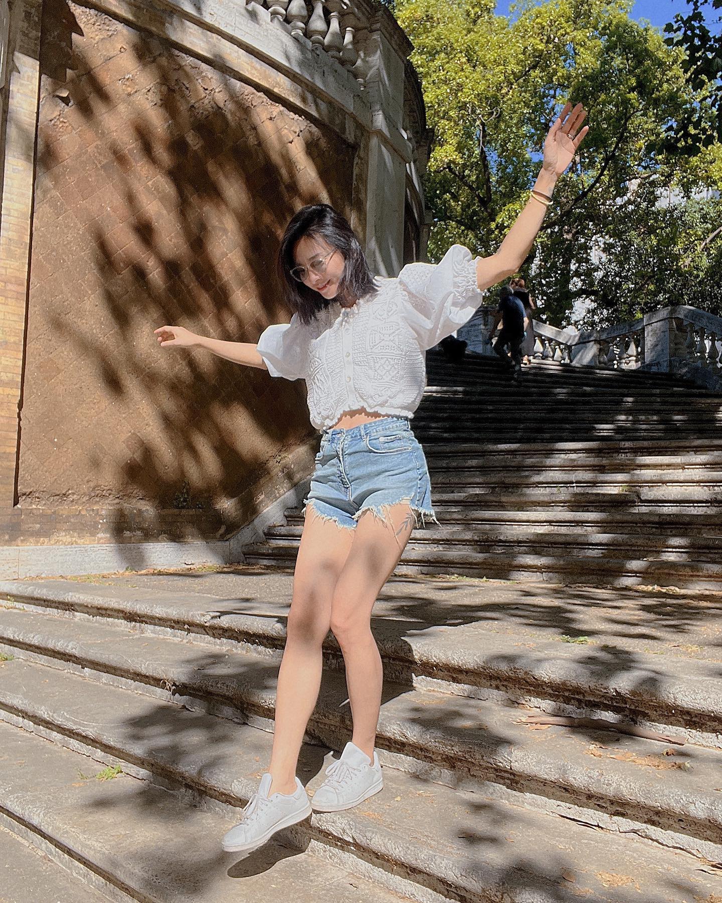 Phong cách của Ngô Thanh Vân cực trẻ trung, sang xịn mịn ở tuổi 45 nhờ 5 kiểu trang phục-5