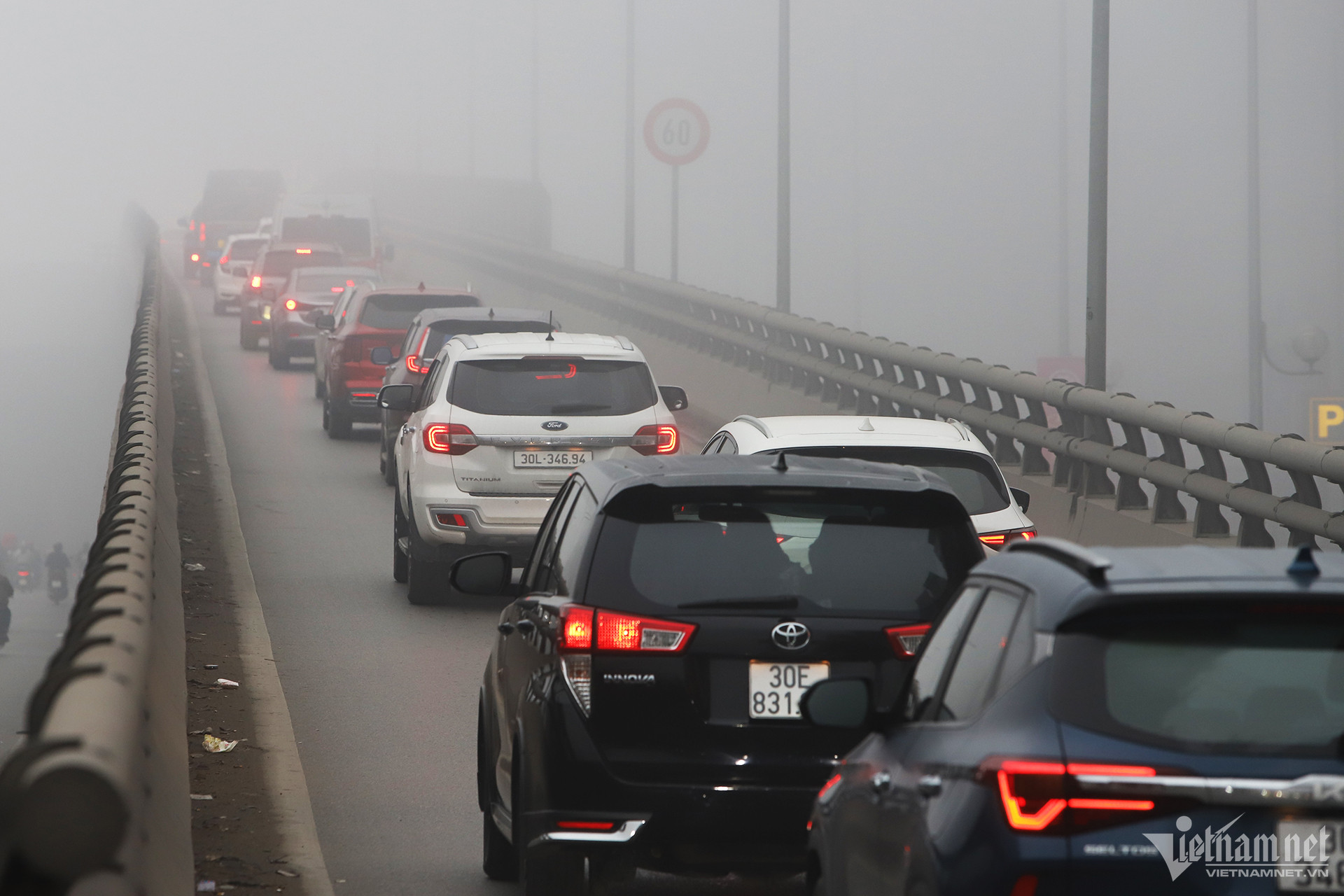 Đường phố Hà Nội mù sương như Sapa, 8h ô tô phải bật đèn-19