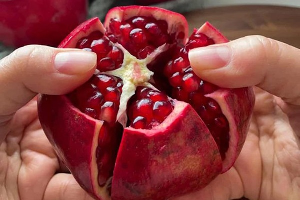 Trái đỏ quen thuộc dịp Tết là kẻ thù của bệnh tuyến tiền liệt ở nam giới, vũ khí” làm đẹp cho nữ giới-1