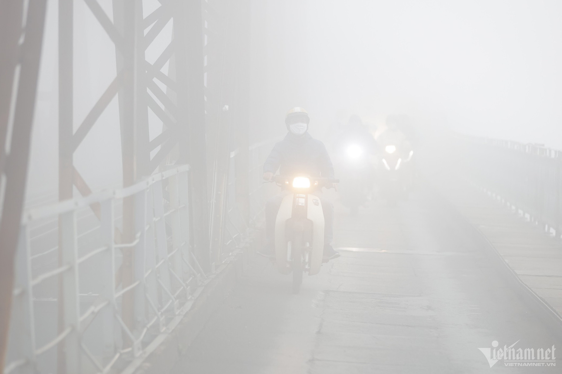 Đường phố Hà Nội mù sương như Sapa, 8h ô tô phải bật đèn-10