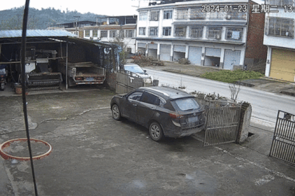 Clip: Ngủ gật, tài xế ô tô đâm sập hàng rào nhà dân