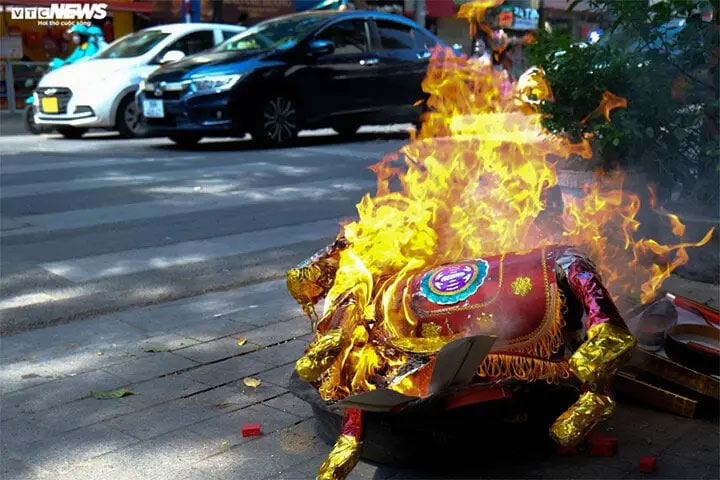 Tôi suýt cháy áo do vàng mã cúng ông Táo đốt trên vỉa hè-1