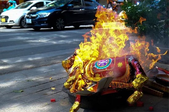Tôi suýt cháy áo do vàng mã cúng ông Táo đốt trên vỉa hè