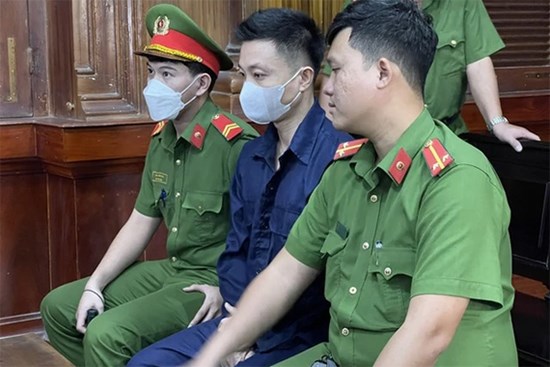 Thầy dạy xe của Ngọc Trinh nhận mức án gần 2 năm tù, mẹ già bật khóc dõi theo con