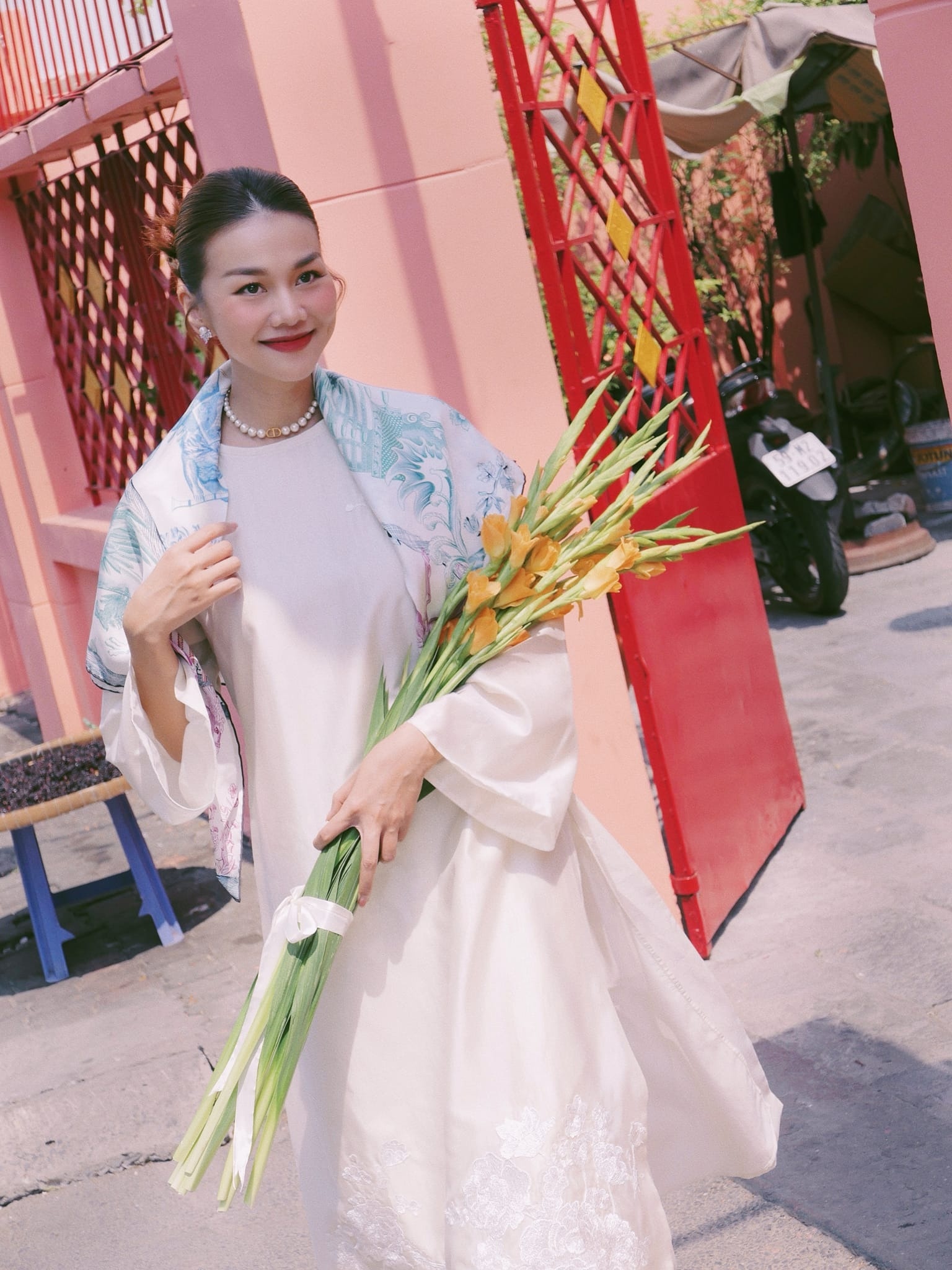 Sao Việt xúng xính áo dài những ngày cuối năm-2