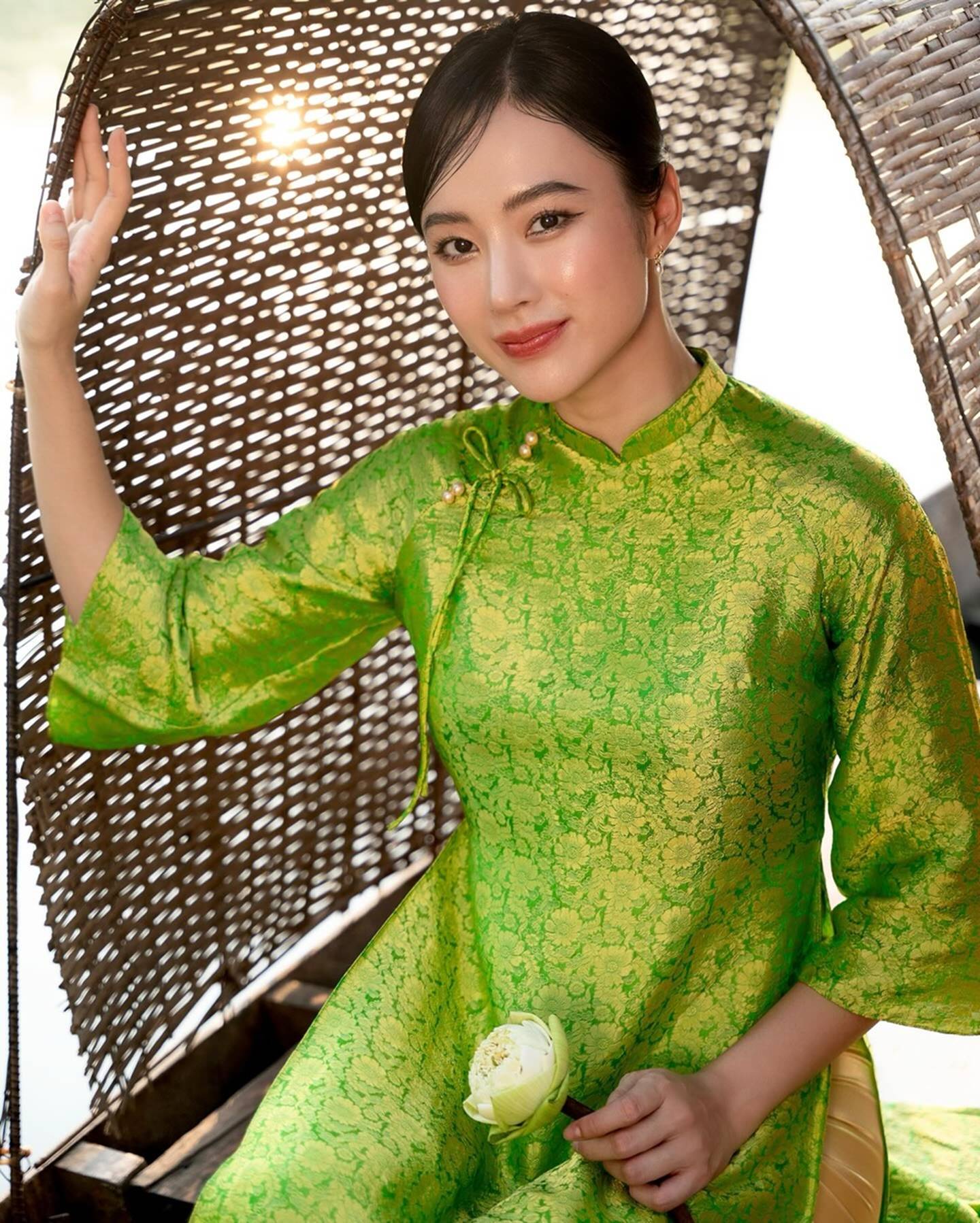 Sao Việt xúng xính áo dài những ngày cuối năm-12