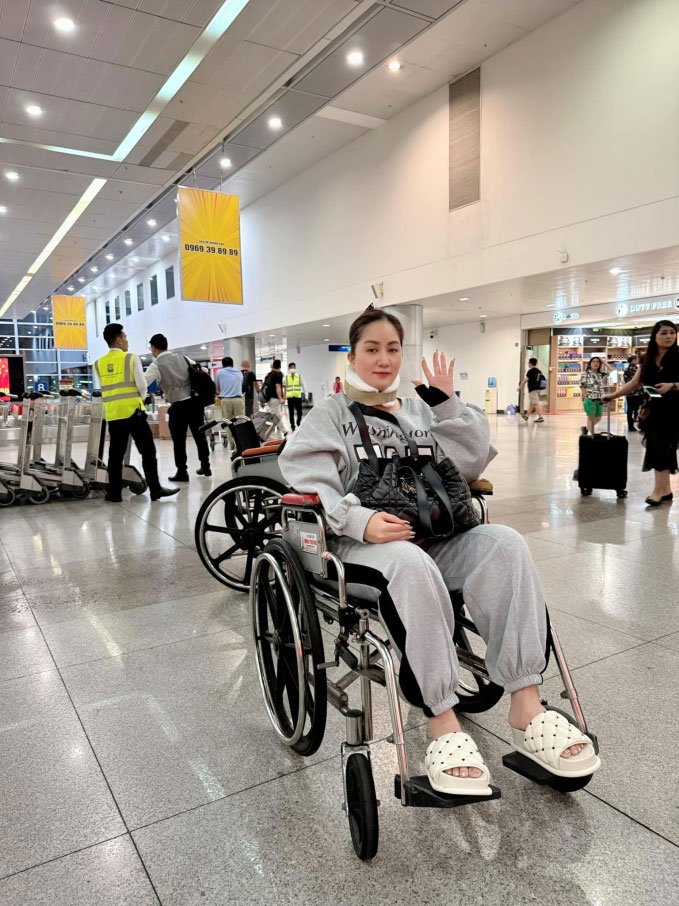 Ốm đau vẫn bị anti-fan xúc phạm, Khánh Thi tổn thương tung ảnh ngồi xe lăn ở sân bay-1