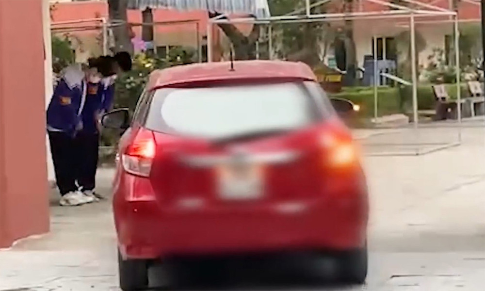 Vụ học sinh cúi chào trong giá rét: Giáo viên có lời lẽ thô tục với người phản ánh-1