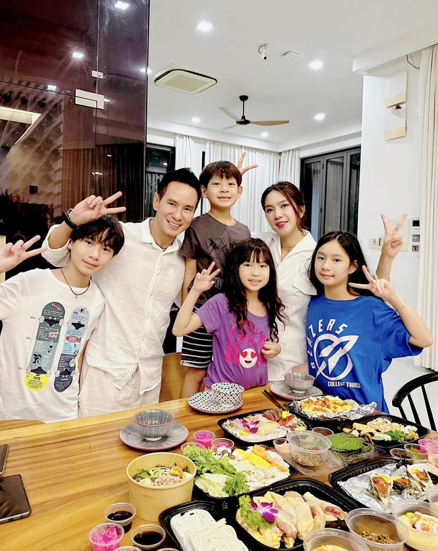 Tài tử Việt trăm tỷ cưới hot girl kém 17 tuổi, sinh 4 con, sống viên mãn, được showbiz kính nể-6