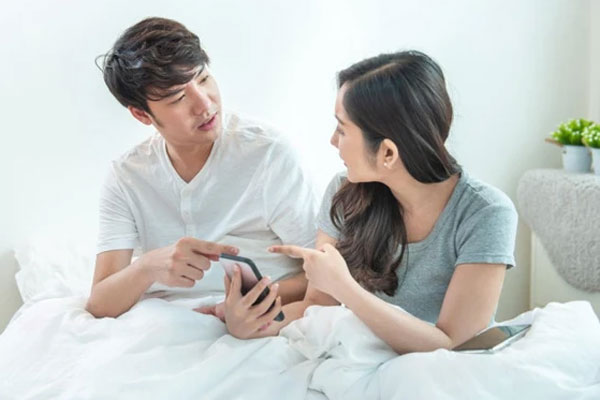 Choáng váng khi thấy anh trai đưa người yêu cũ đi mua sắm, bỏ mặc vợ ở nhà chăm con nhỏ-2