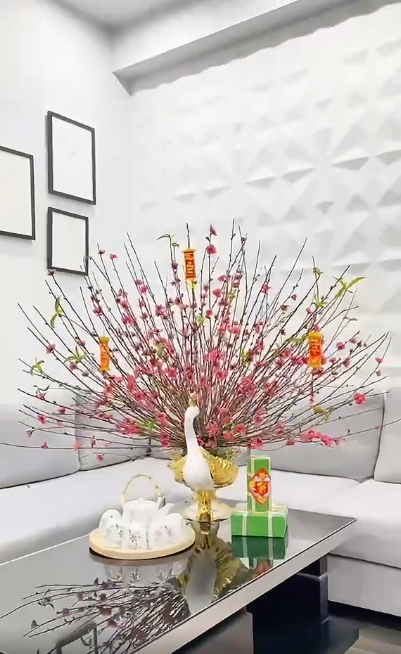 Cách cắm cành đào dăm chưng phòng khách cho 1 mùa Tết tiết kiệm mà vẫn đủ đầy, an vui-1