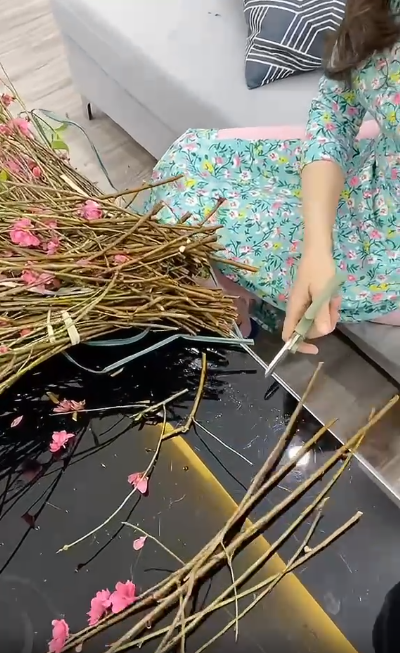 Cách cắm cành đào dăm chưng phòng khách cho 1 mùa Tết tiết kiệm mà vẫn đủ đầy, an vui-4