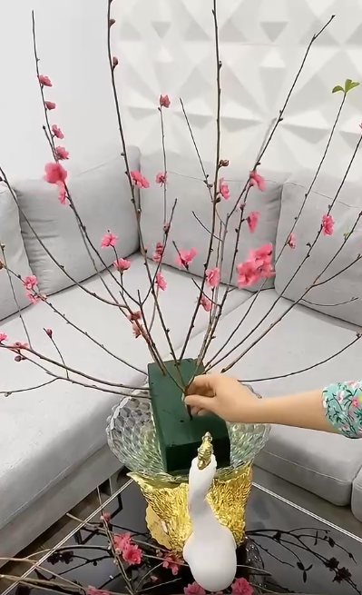 Cách cắm cành đào dăm chưng phòng khách cho 1 mùa Tết tiết kiệm mà vẫn đủ đầy, an vui-7