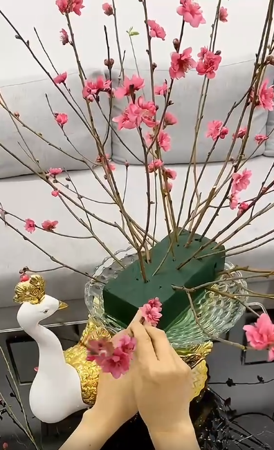 Cách cắm cành đào dăm chưng phòng khách cho 1 mùa Tết tiết kiệm mà vẫn đủ đầy, an vui-8