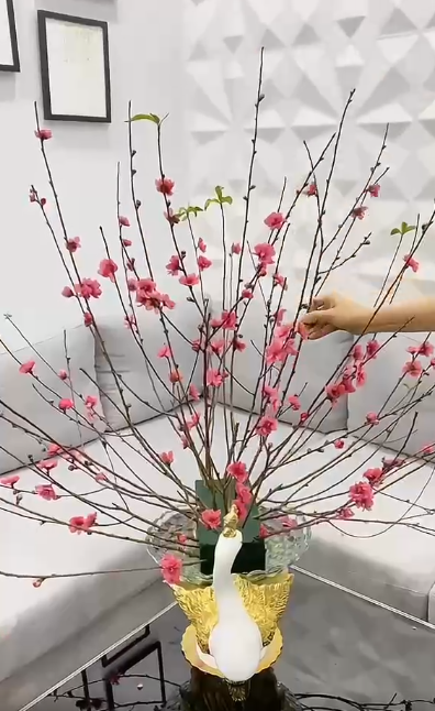 Cách cắm cành đào dăm chưng phòng khách cho 1 mùa Tết tiết kiệm mà vẫn đủ đầy, an vui-9