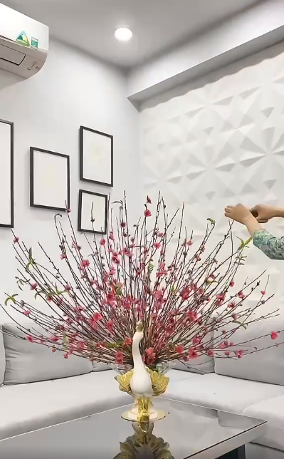 Cách cắm cành đào dăm chưng phòng khách cho 1 mùa Tết tiết kiệm mà vẫn đủ đầy, an vui-10