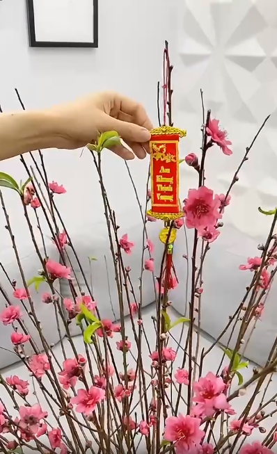 Cách cắm cành đào dăm chưng phòng khách cho 1 mùa Tết tiết kiệm mà vẫn đủ đầy, an vui-11