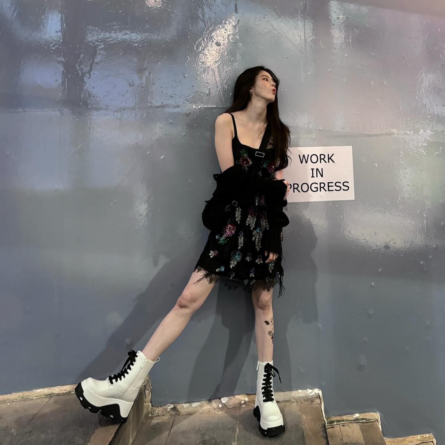 Style diện đồ tối màu của Han So Hee: Không hề cộng tuổi cho người mặc, luôn sang trọng và chuẩn mốt-5