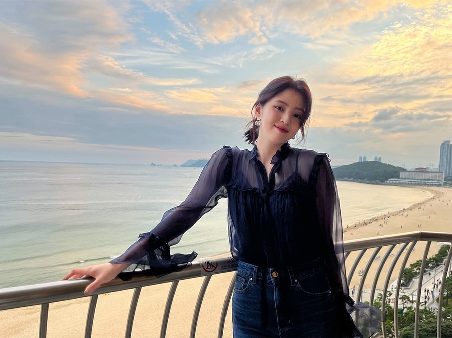 Style diện đồ tối màu của Han So Hee: Không hề cộng tuổi cho người mặc, luôn sang trọng và chuẩn mốt-10