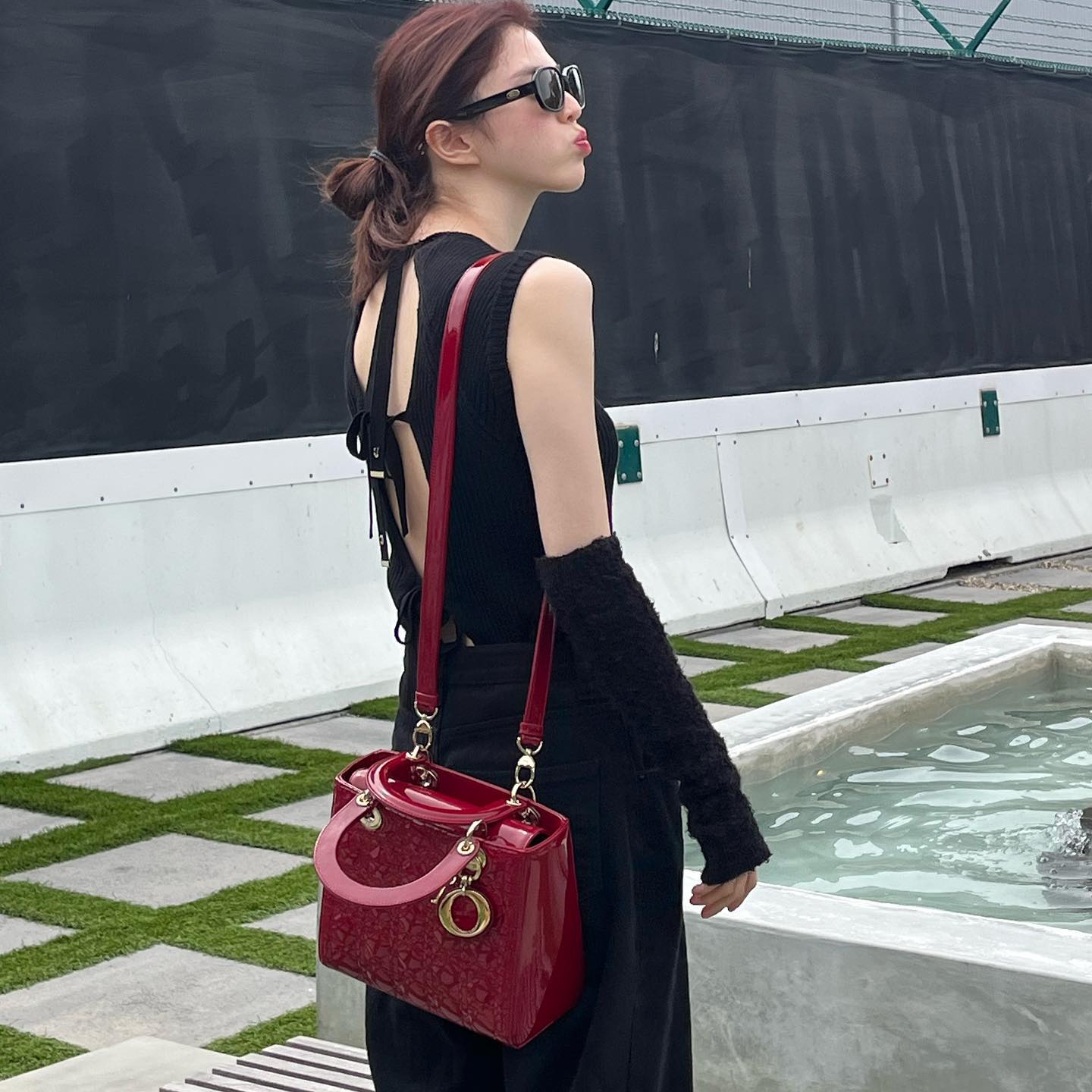 Style diện đồ tối màu của Han So Hee: Không hề cộng tuổi cho người mặc, luôn sang trọng và chuẩn mốt-9