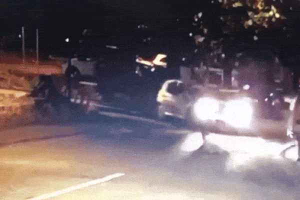 Không được nhường đường, tài xế hổ báo chặn đầu ô tô thách thức-1