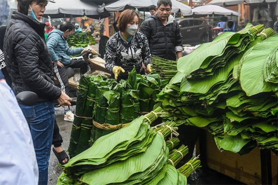 Chợ lá dong lâu đời nhất Hà Nội nhộn nhịp ngày giáp Tết