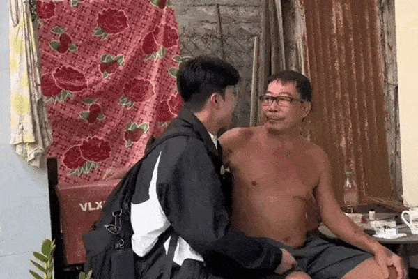 Người bố khóc nghẹn khi con trai ở Nhật về ăn Tết