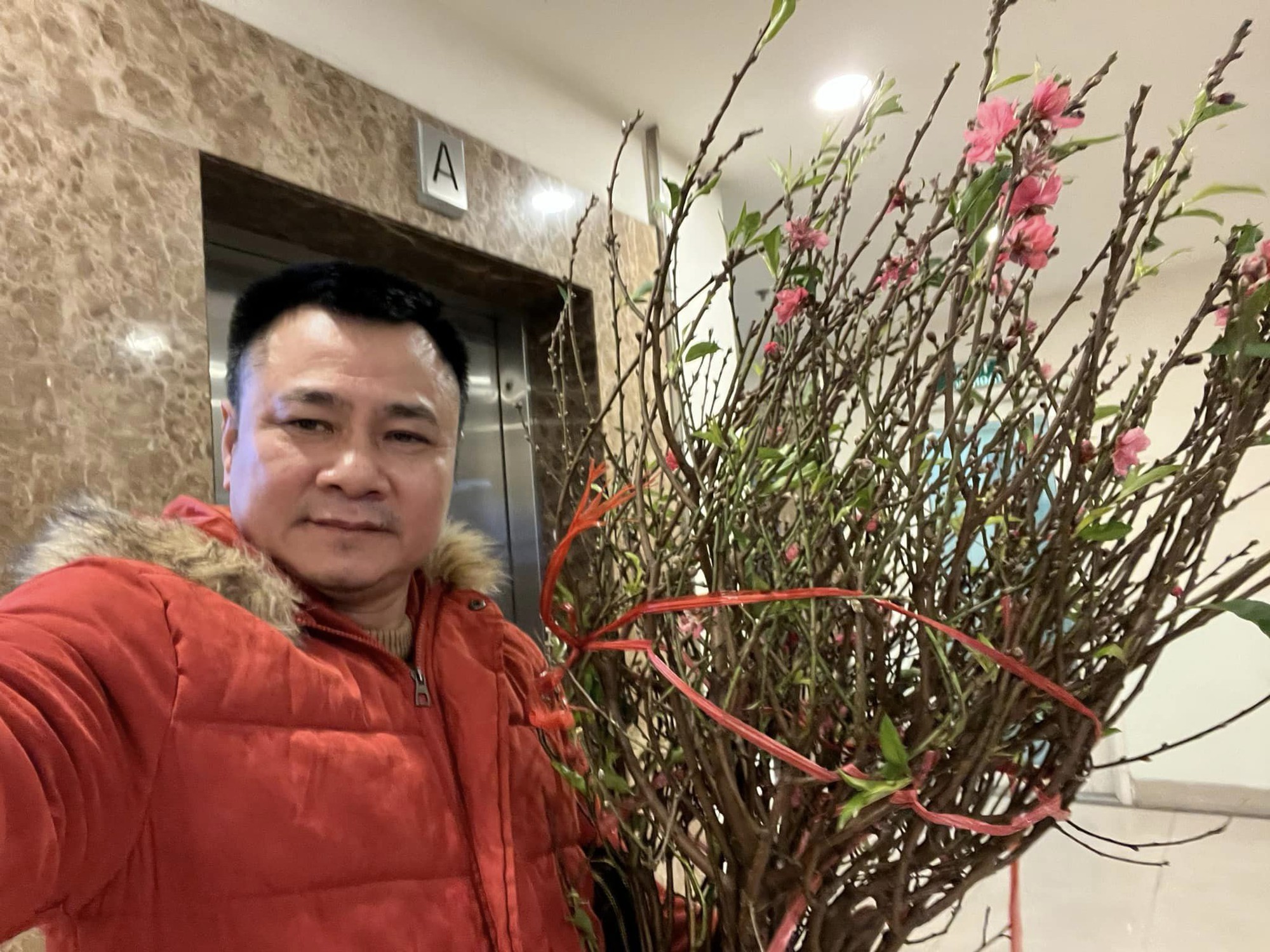 Nhà NSND Tự Long rộn ràng đón Tết: 23 tháng Chạp tưng bừng sắc hoa, gian thờ gây ấn tượng mạnh-1