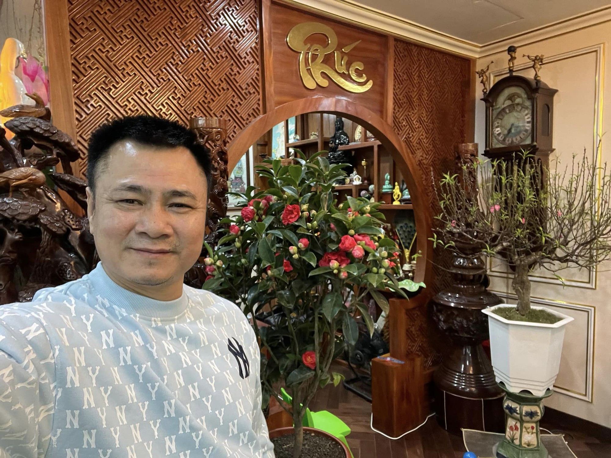 Nhà NSND Tự Long rộn ràng đón Tết: 23 tháng Chạp tưng bừng sắc hoa, gian thờ gây ấn tượng mạnh-3