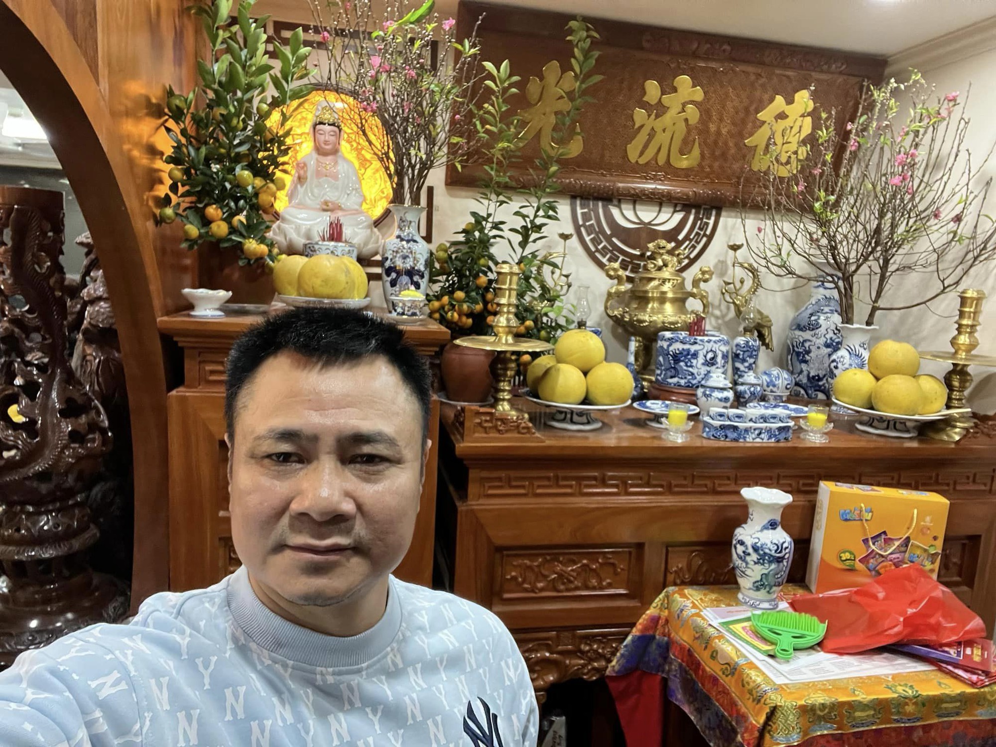 Nhà NSND Tự Long rộn ràng đón Tết: 23 tháng Chạp tưng bừng sắc hoa, gian thờ gây ấn tượng mạnh-8