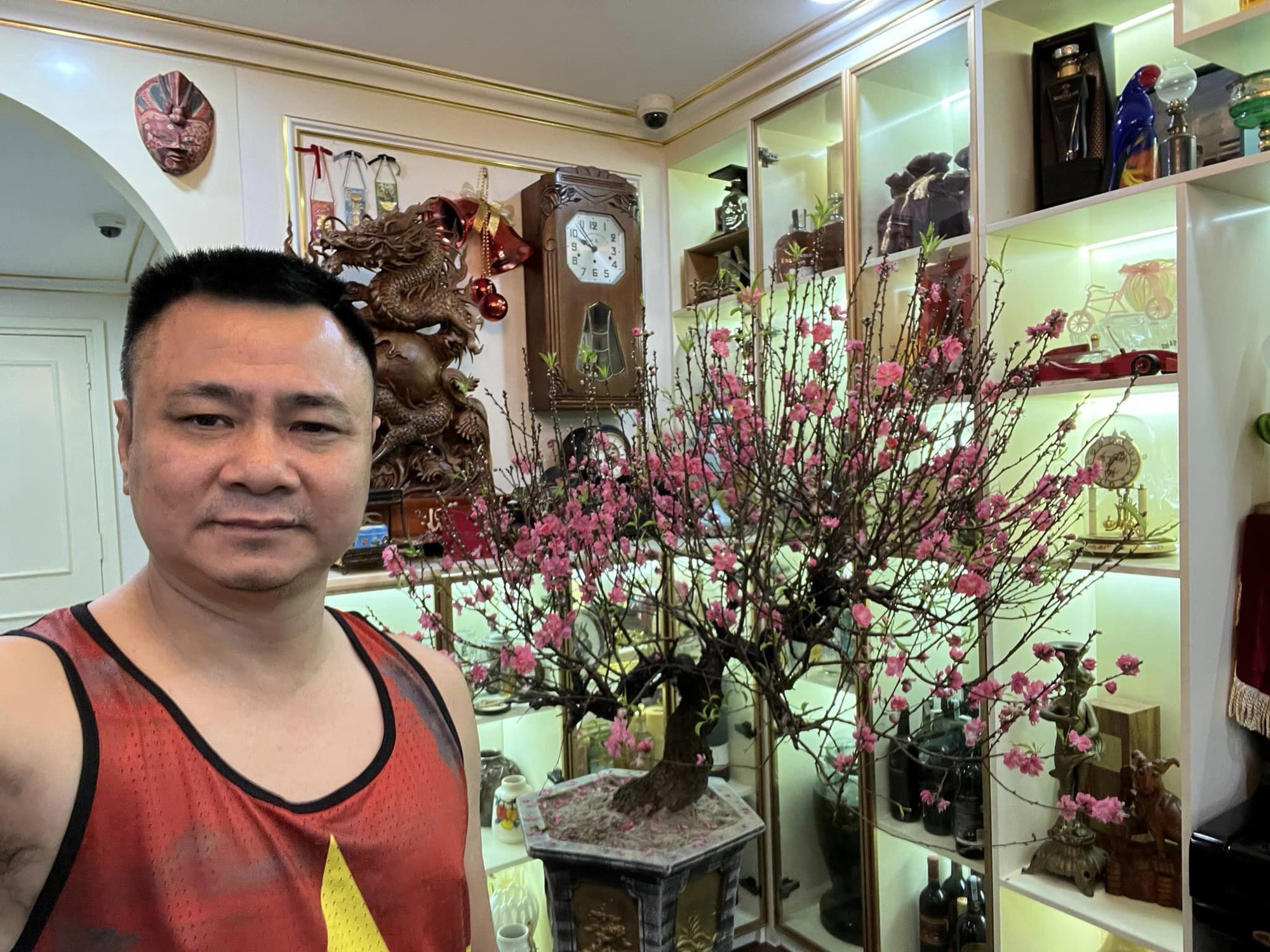 Nhà NSND Tự Long rộn ràng đón Tết: 23 tháng Chạp tưng bừng sắc hoa, gian thờ gây ấn tượng mạnh-6