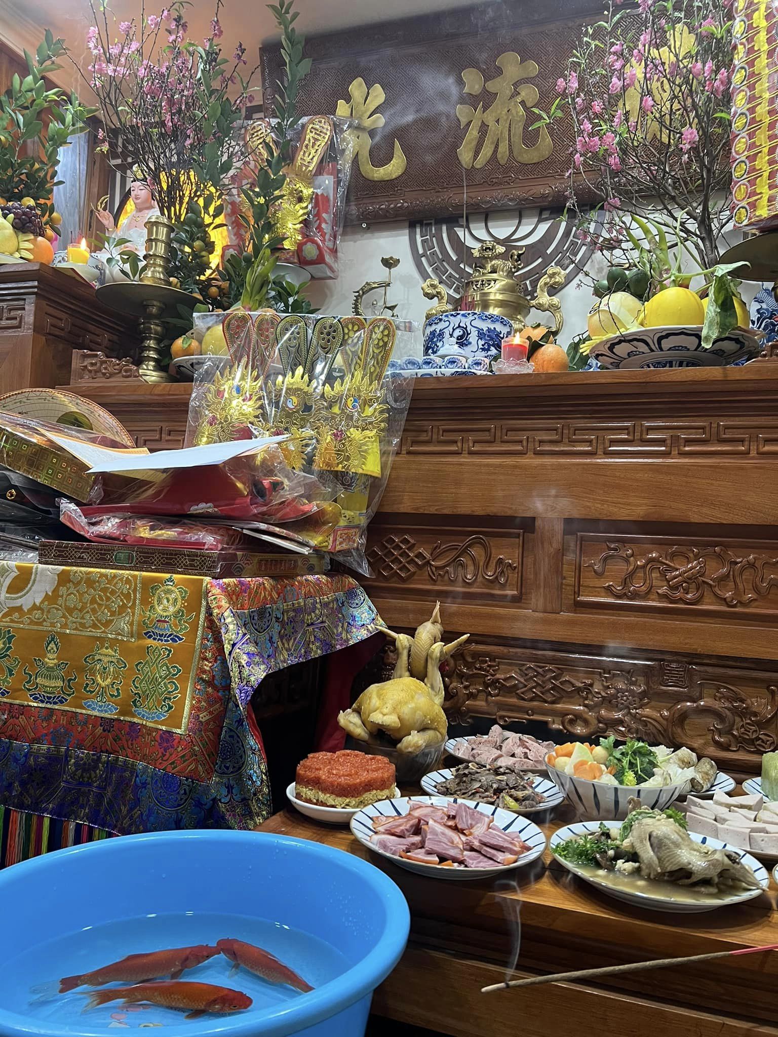 Nhà NSND Tự Long rộn ràng đón Tết: 23 tháng Chạp tưng bừng sắc hoa, gian thờ gây ấn tượng mạnh-9