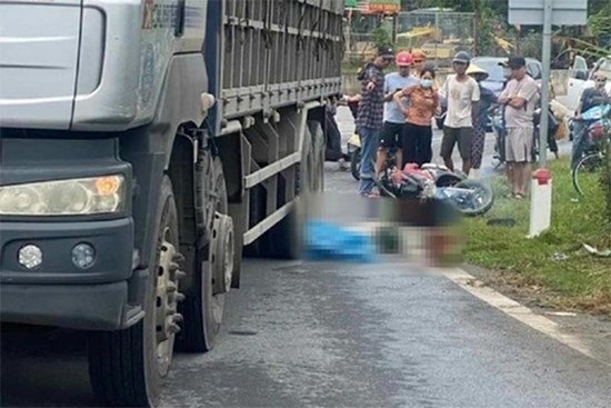 Đi mua hoa Tết, học sinh lớp 5 bị xe cán