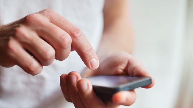 Ngày vợ sinh con, tôi mở điện thoại vợ để cho ông bà xem mặt cháu rồi chết lặng vì những bức ảnh có trong đó-1