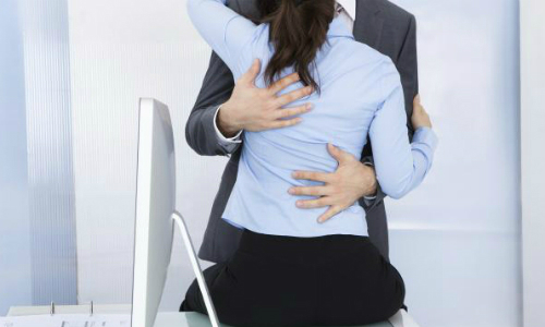 Ngày vợ sinh con, tôi mở điện thoại vợ để cho ông bà xem mặt cháu rồi chết lặng vì những bức ảnh có trong đó-2