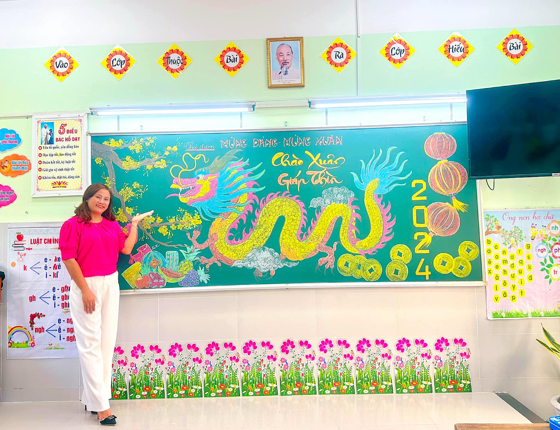 Tranh rồng trên bảng của cô giáo tiểu học nhận mưa lời khen-1