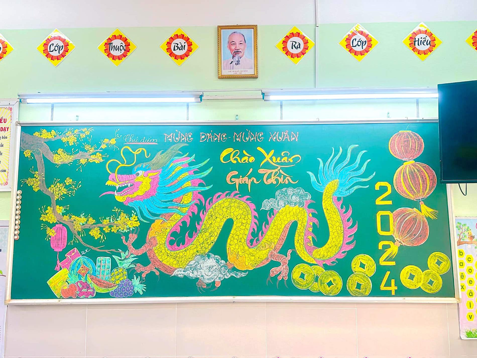 Tranh rồng trên bảng của cô giáo tiểu học nhận mưa lời khen-2