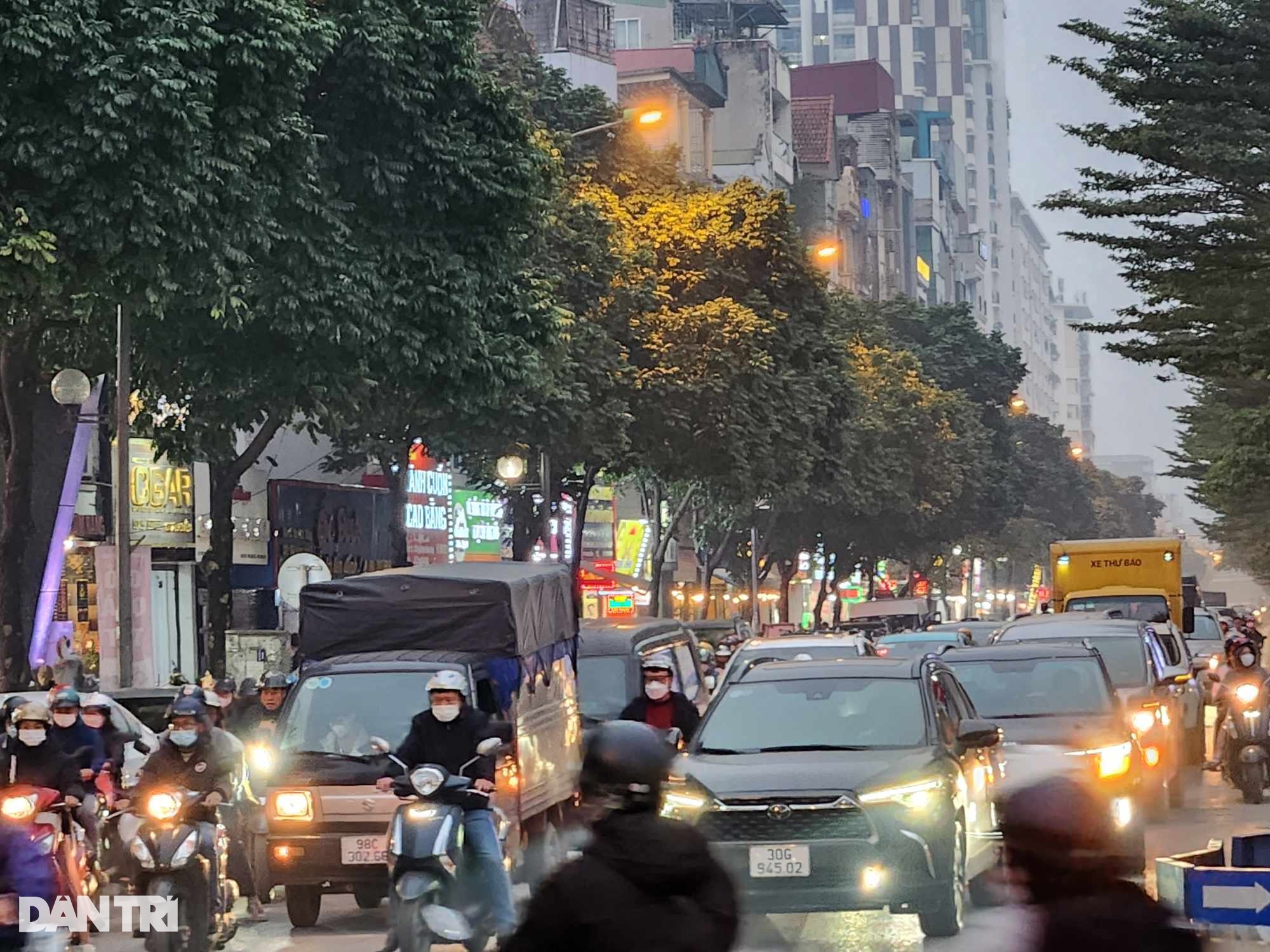 Tắc đường ở Hà Nội: Dậy từ 5h đi biếu quà, lê lết ngày 8 tiếng trên đường-4