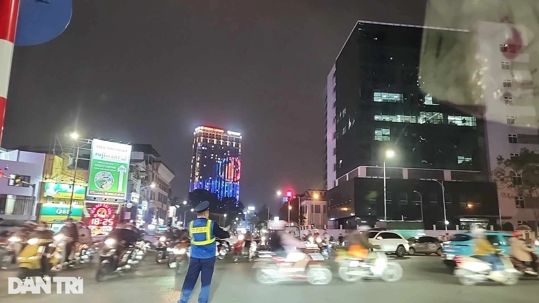 Tắc đường ở Hà Nội: Dậy từ 5h đi biếu quà, lê lết ngày 8 tiếng trên đường-5