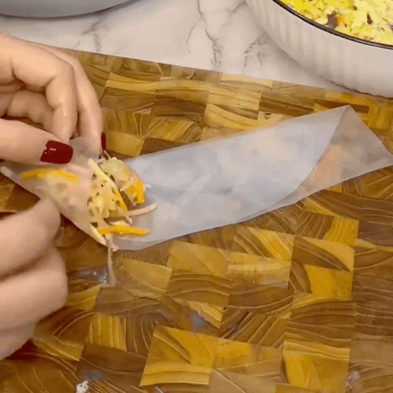 Cách gói nem tam giác cực dễ, mang bày mâm cỗ ngày Tết đẹp hết ý-7