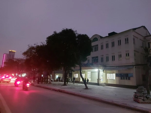 Đặc điểm nhận dạng kẻ mang dao và vật nghi lựu đạn vào cướp ngân hàng ở Nghệ An-2